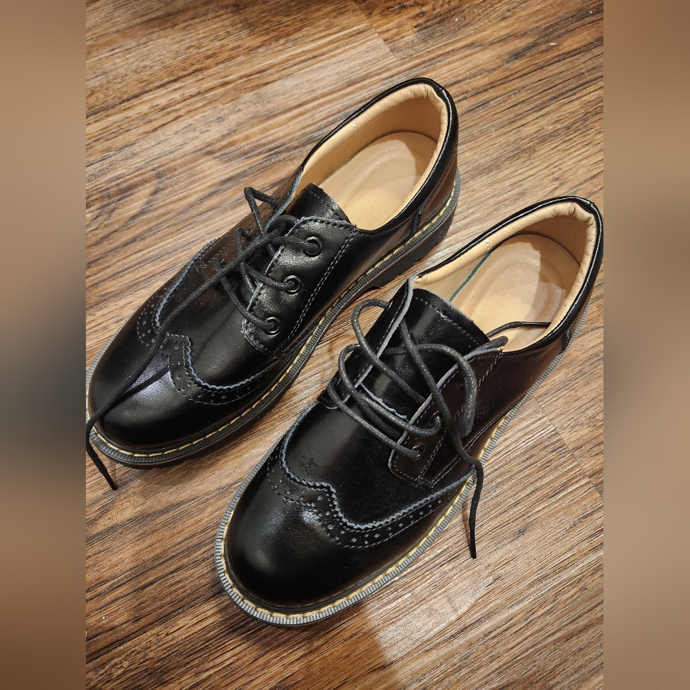 Black Shoes - Picture 2 of 4